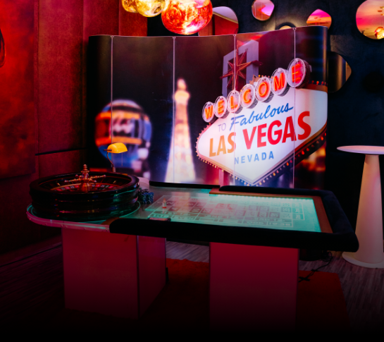 LED- owe kasyno na imprezie eventowej z podświetlaną ścianka, która przeniesie Cię w klimat lat 20.